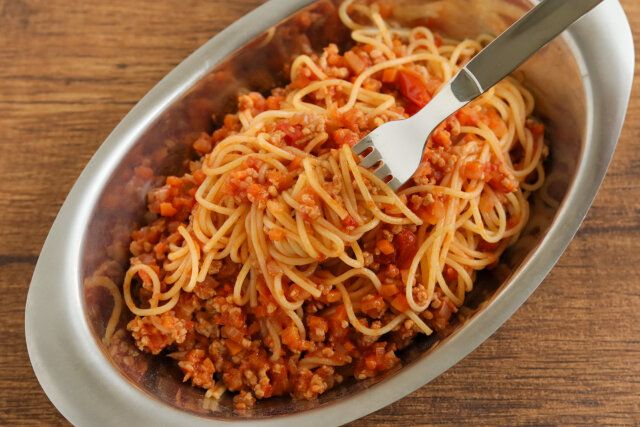 給食のミートソーススパゲッティ フォークに巻き付ける