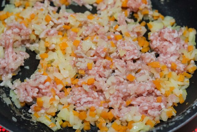 たまねぎがしんなりしたら、豚ひき肉を加えて炒める。