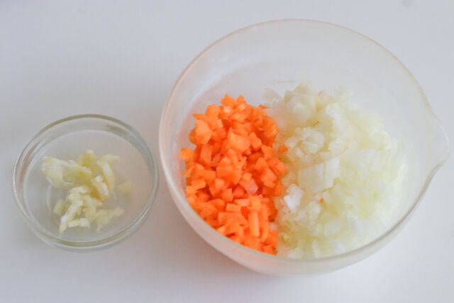 たまねぎ、にんじん、にんにくはみじん切りにする。