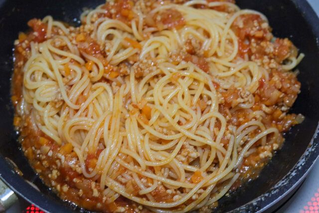 ゆであがったスパゲッティの水気を切り、④に加えて混ぜ合わせる。