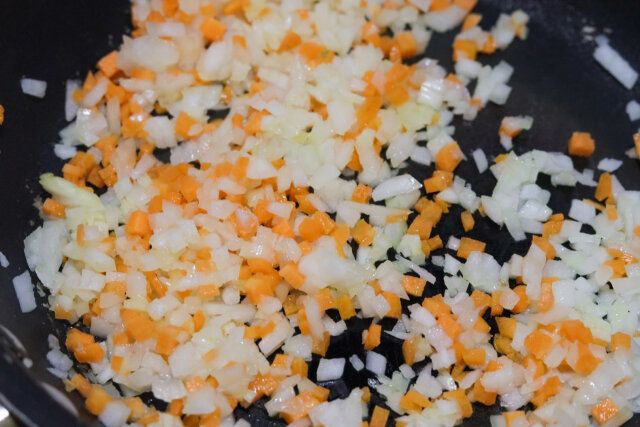 フライパンにサラダ油、にんにくを弱火で熱し、香りが立ったらたまねぎ、にんじんを加えて中火で炒める。