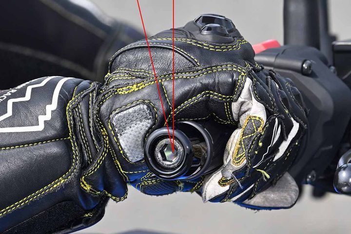 【開け始めの数％は丁寧かつ繊細に！】中野さんは、「まずは開度15％前後までスロットルをスッと開けてチェーンの弛みをなくし、駆動力を後輪に少し伝え、接地感を探りつつリアタイヤのグリップを引き出してあげるイメージ」と解説する