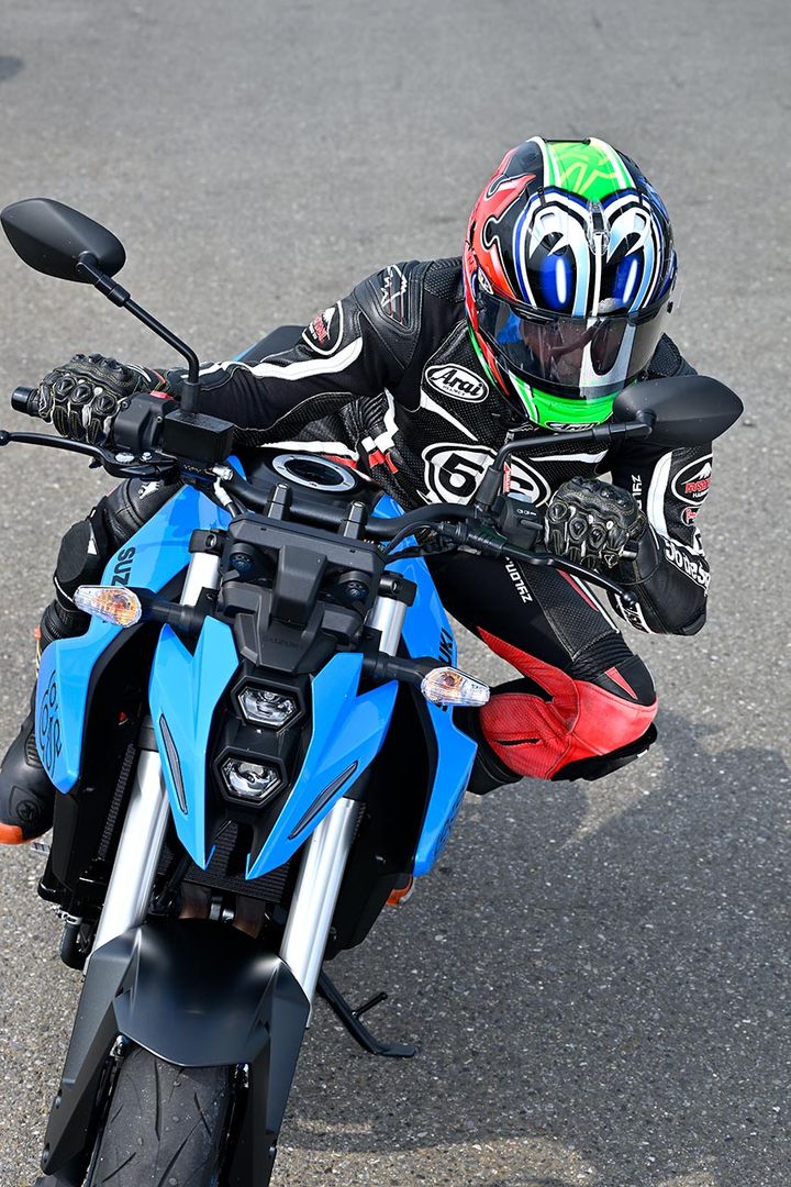 顎をイン側の手の甲に乗せるイメージで頭を下げる