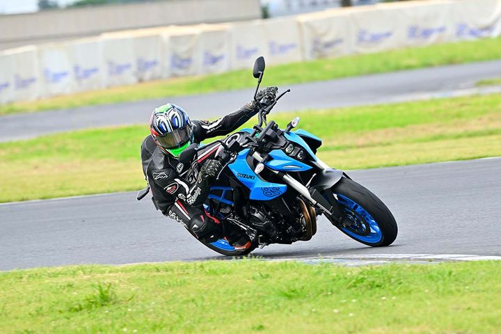 身体はイン側に落ちたままでも車体は直立に近づける