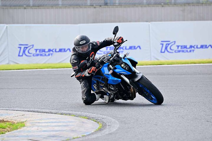 ×いつまでも近くの路面ばかり見ると向かう方向が定まらない