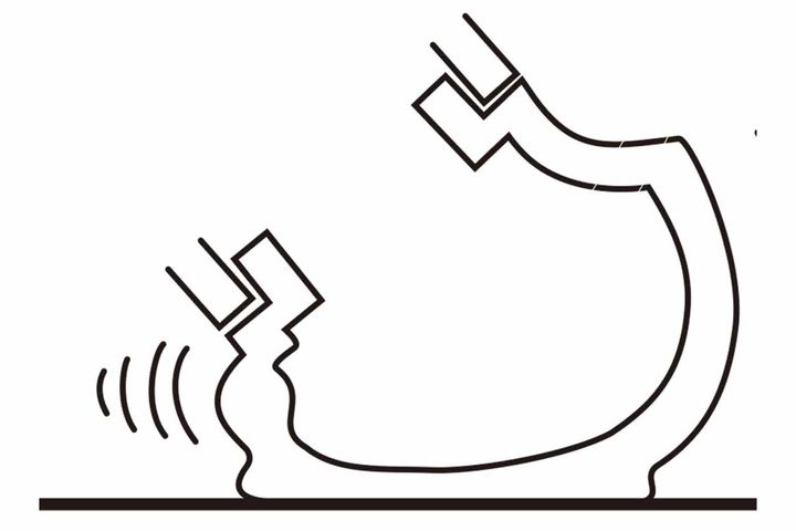 【タイヤエッジのグリップは駆動力に負けてしまう】エッジ付近が接地しているバンク角が深い状態でスロットルを開けると、大排気量車だとパワーに負けてグリップせず、トラクションが抜けてタイトに立ち上がれない