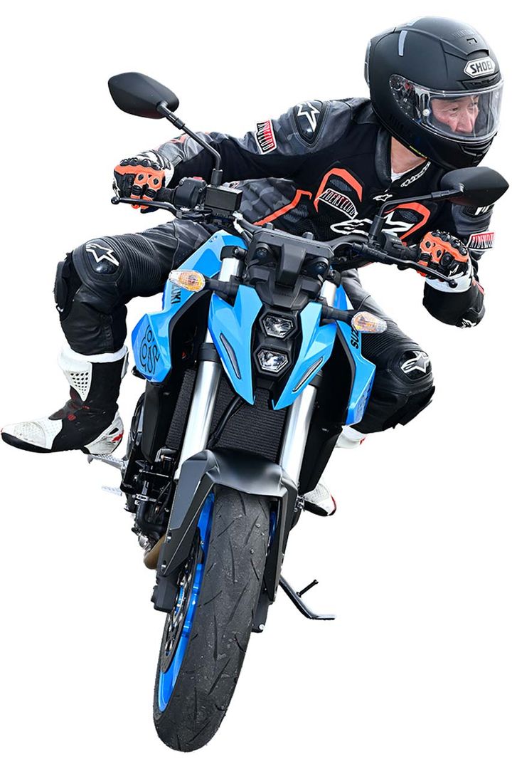 股を開いて上半身だけインに