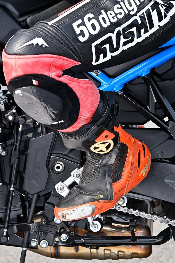 つま先でステップに乗り自由自在に荷重できるように