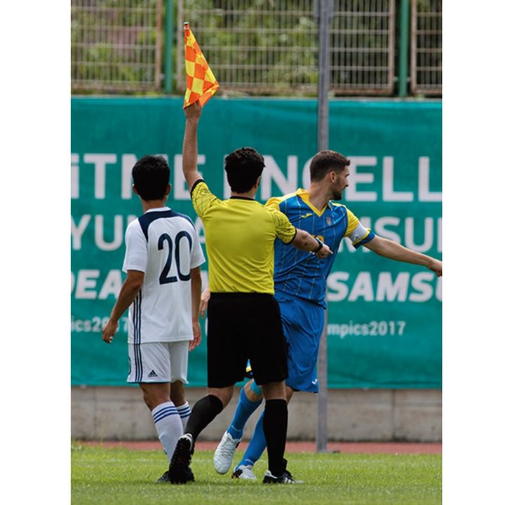 サッカーでは通常フラッグを持たない主審もフラッグを持つ。