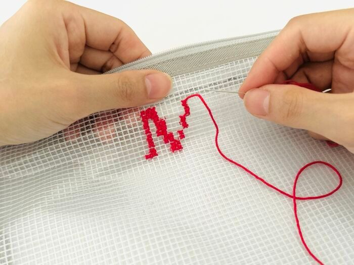 【100均】透明ポーチに刺繍っぽいことしてみたら…想像以上にかわいくできた♡初心者さんでも簡単です