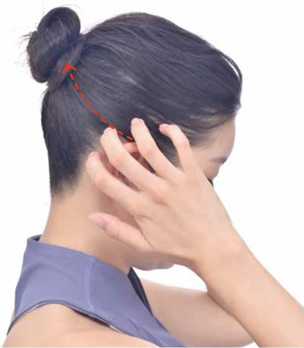 側頭部～頭頂部をなぞる (C)はちみつMIO(加藤美緒)／KADOKAWA