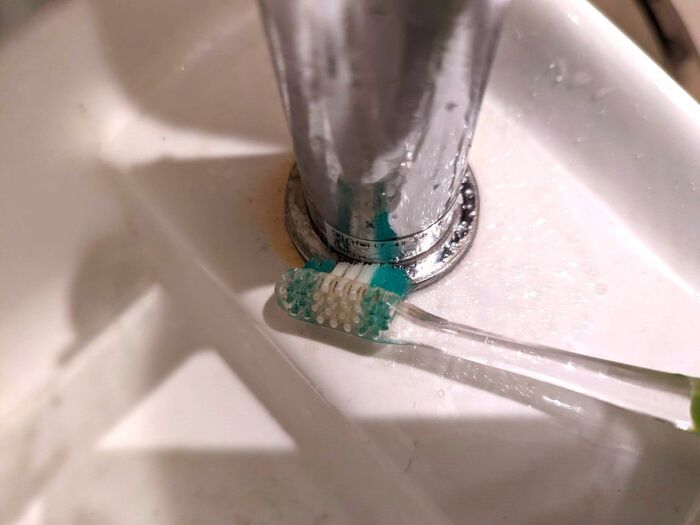 『歯ブラシ』を半分に切るだけ⇨超便利グッズ誕生！家じゅうのスキマに刺さる♡