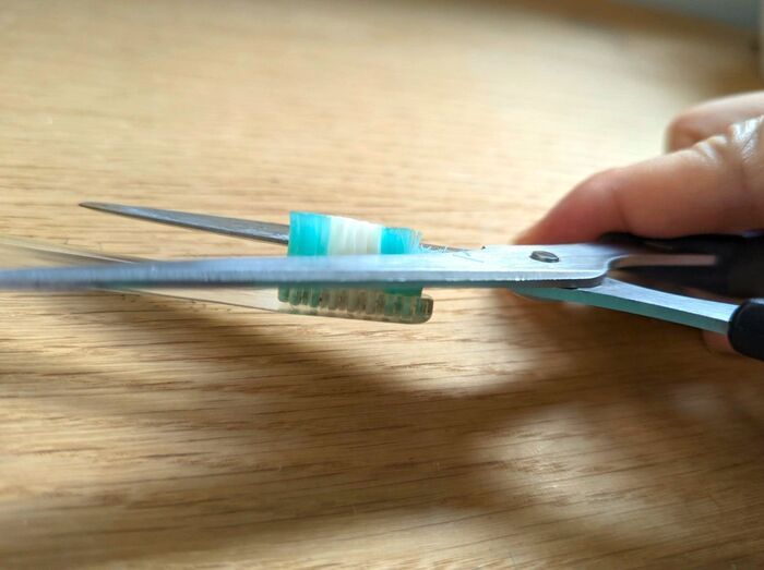 『歯ブラシ』を半分に切るだけ⇨超便利グッズ誕生！家じゅうのスキマに刺さる♡