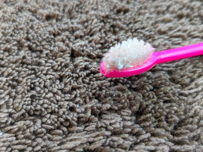 『歯ブラシ』を半分に切るだけ⇨超便利グッズ誕生！家じゅうのスキマに刺さる♡