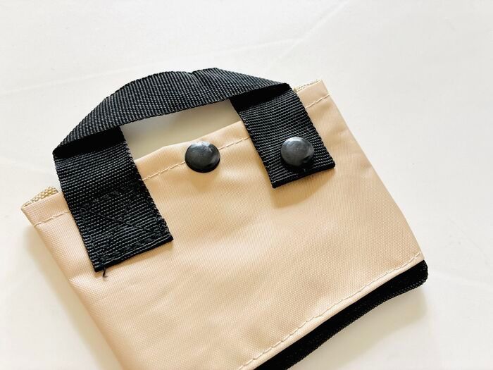 【セリア】“変身ポーチ”が外出先で大活躍♪底部分に付いたファスナーを開けると…まさかの2WAY仕様でした！