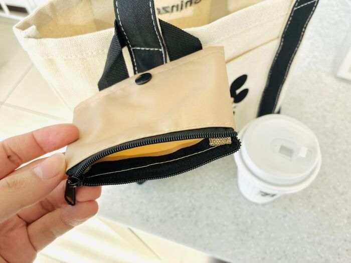 【セリア】“変身ポーチ”が外出先で大活躍♪底部分に付いたファスナーを開けると…まさかの2WAY仕様でした！