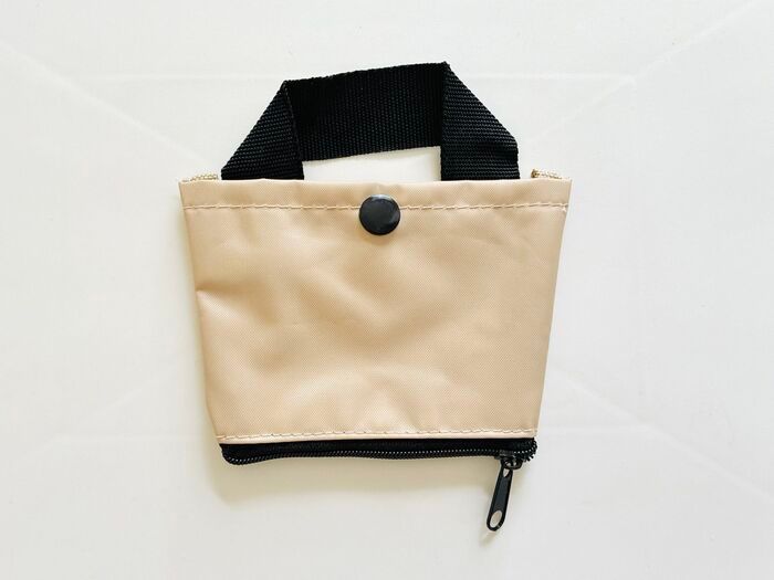 【セリア】“変身ポーチ”が外出先で大活躍♪底部分に付いたファスナーを開けると…まさかの2WAY仕様でした！