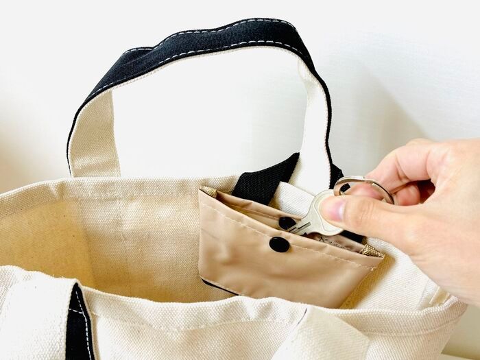 【セリア】“変身ポーチ”が外出先で大活躍♪底部分に付いたファスナーを開けると…まさかの2WAY仕様でした！