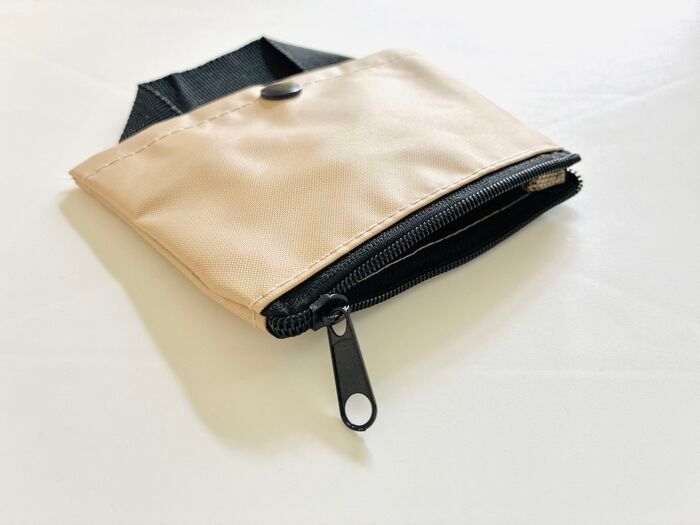 【セリア】“変身ポーチ”が外出先で大活躍♪底部分に付いたファスナーを開けると…まさかの2WAY仕様でした！