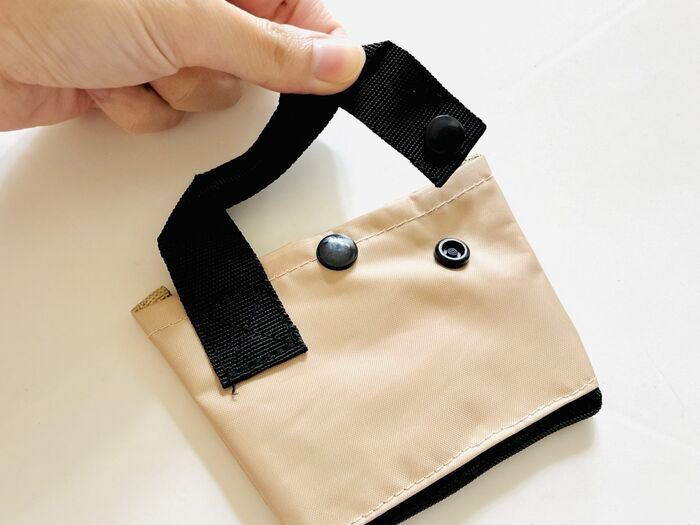 【セリア】“変身ポーチ”が外出先で大活躍♪底部分に付いたファスナーを開けると…まさかの2WAY仕様でした！