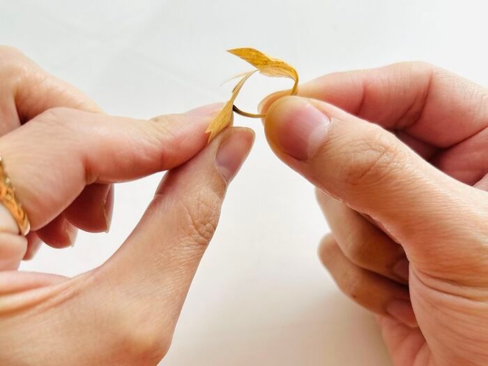 秋の色をそのまま楽しむ。イチョウの葉でつくる「蝶々」「きつね」。お散歩中に見つけたらやってみて♪