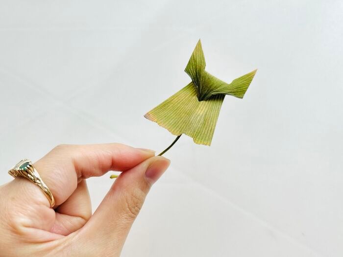 秋の色をそのまま楽しむ。イチョウの葉でつくる「蝶々」「きつね」。お散歩中に見つけたらやってみて♪