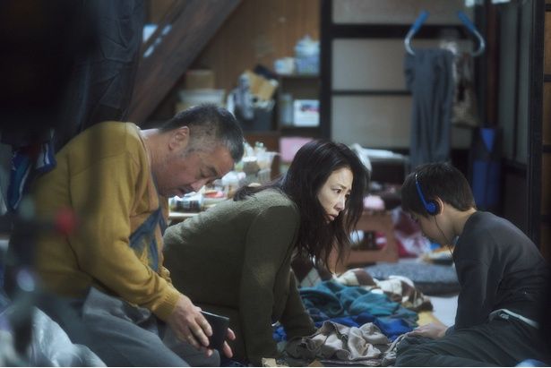 叔母に引き取られた幸太だが、まともな家庭環境ではなく、叔母の交際相手からも暴力を受ける日々だった [c]2025「港のひかり」製作委員会