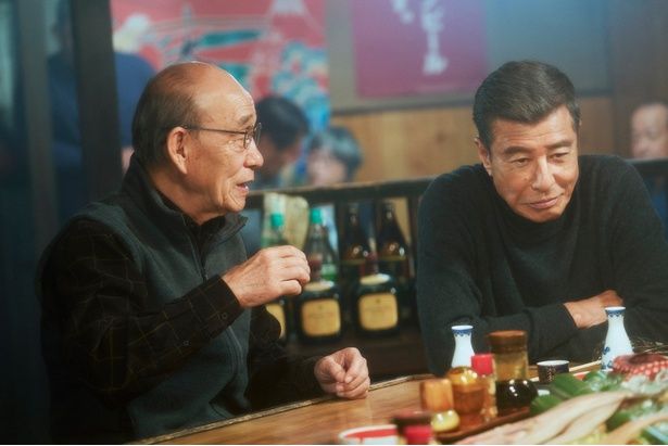 漁業組合の会長は三浦と幸太の交流を見守る [c]2025「港のひかり」製作委員会