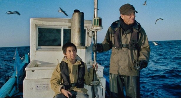 過去を捨てた元ヤクザの漁師と目の見えない少年が年の差を超えた友情を築く [c]2025「港のひかり」製作委員会