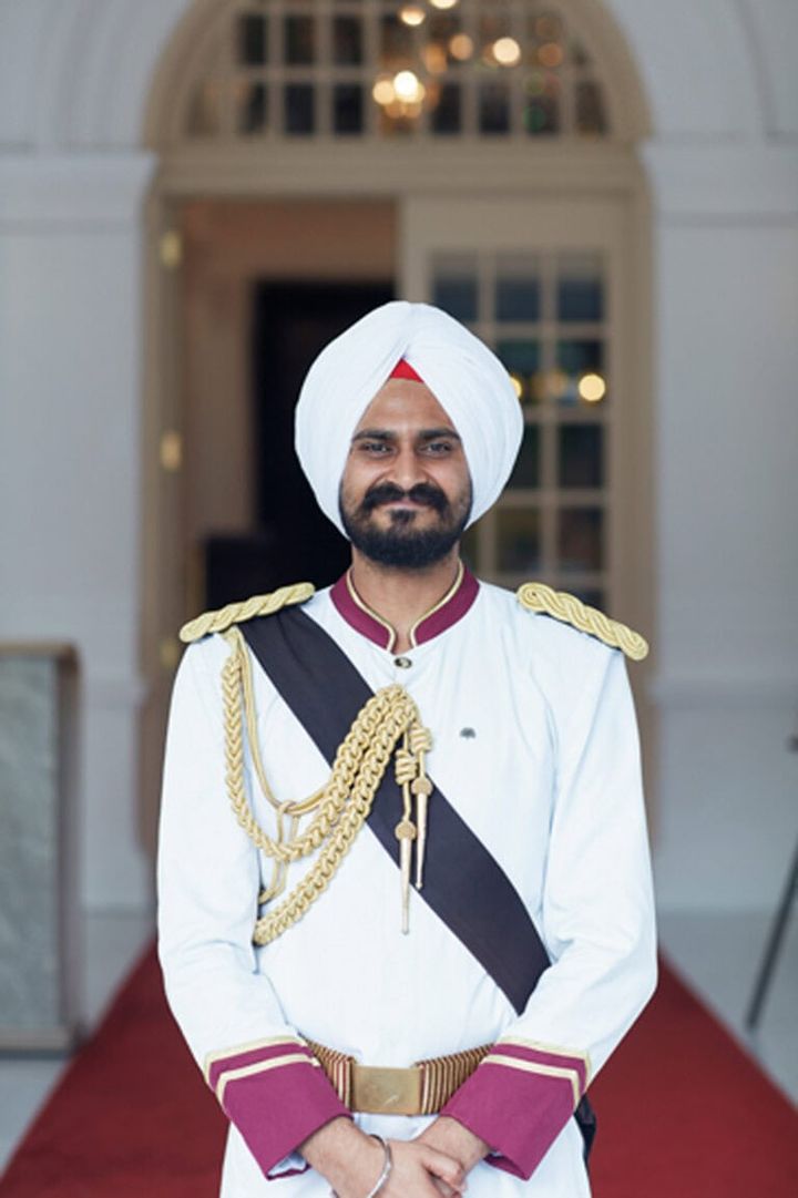 白いターバンと制服をまとった精悍なドアマン。