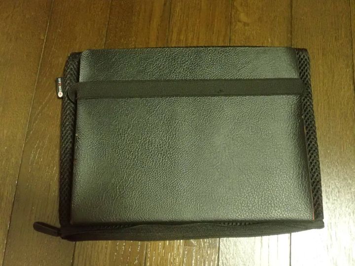 DAISO(ダイソー)：マイクロファイバーで拭けるアイパッドケース