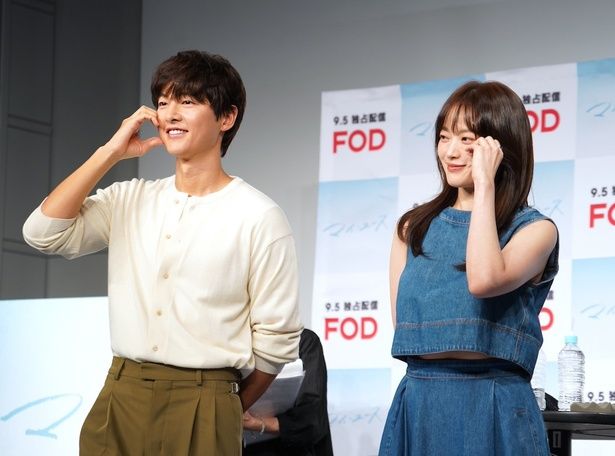 【写真を見る】ソン・ジュンギとチョン・ウヒがW主演ドラマ「マイ・ユース(My Youth)」をPR！トークの合間にも様々なポーズを披露