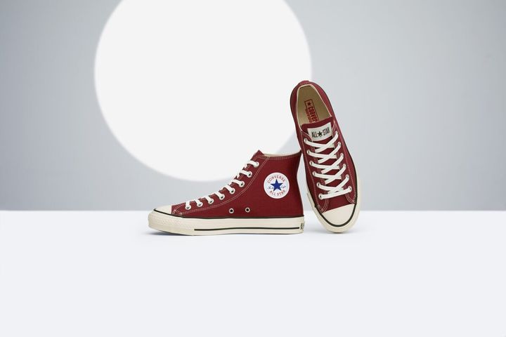 新作は、キャンバス オールスター（HI＆OX）に深みのあるバーガンディー、レザー オールスター（HI）に上品なディープグリーンがそれぞれ登場。時代を超えて愛されるデザインに、日本ならではのクラフトマンシップが息づく一足となっている。