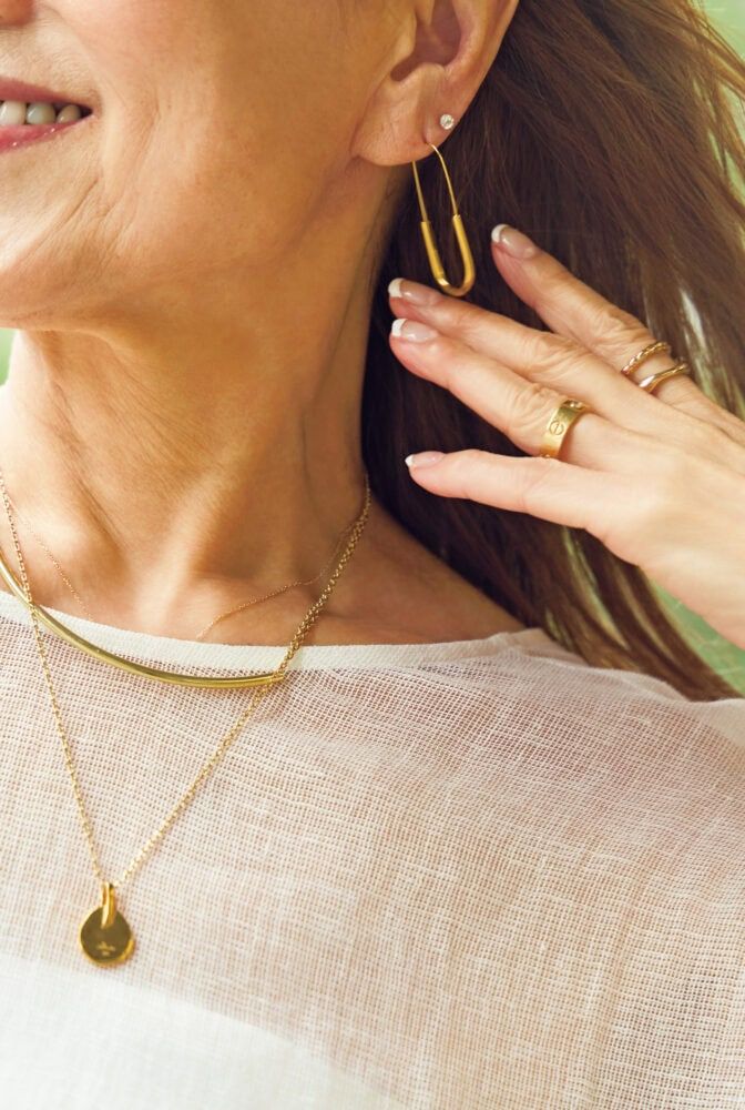 アクセサリーはカルティエ、フィリップオーディベール、3COINS