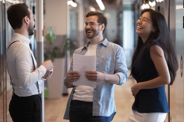 オフィスの廊下で話す男女
