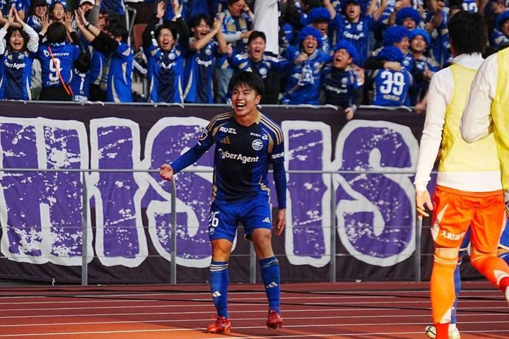 画像: 得点をサポーターとよろこび合った林