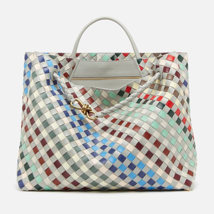 ラージ アンディアーモ ¥1,815,000／BOTTEGA VENETA（ボッテガ・ヴェネタ ジャパン 0120-60-1966）