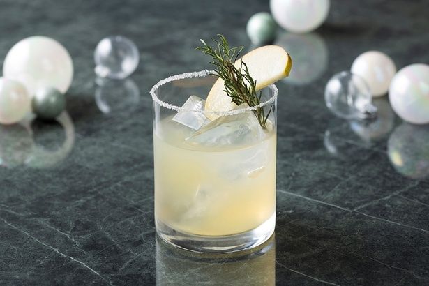 イルミネーションカクテル「Lumina(ルミナ)」(店内2000円/スタンディングバー1740円)は、43階のスカイラウンジ＆ダイニング「アーティスト カフェ」にて提供。グラスの淵をシュガースノースタイルで仕上げ、冬のきらめきを表現