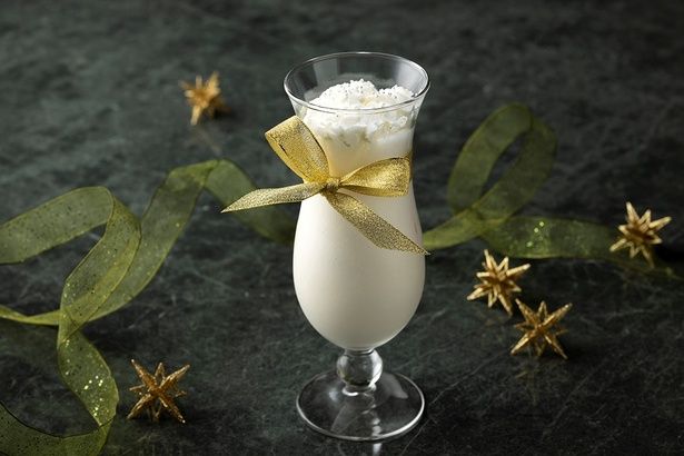 6階のバー「2000」にて提供されるイルミネーションカクテル「Snow Gift(スノーギフト)」(3000円)。雪景色のイルミネーションに包まれながら大切な人に贈るギフトをイメージしている