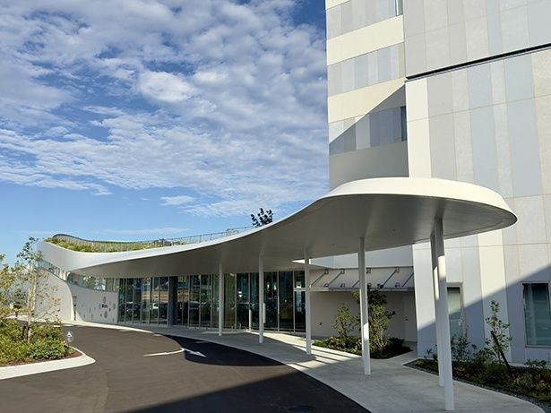 エントランスに設置された膜ひさし