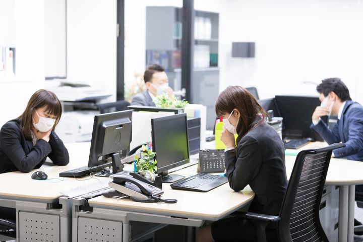 インフルエンザに感染したのに出勤した場合の法的リスクとは？