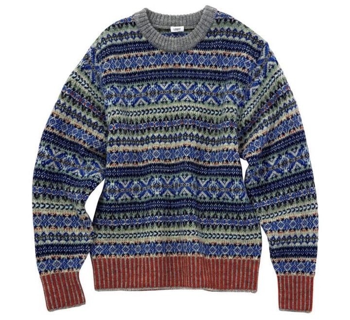 リッチな膨らみとフェアアイル柄が印象的。ニット￥49,500（ロエフ／エイチ ビューティー＆ユース）