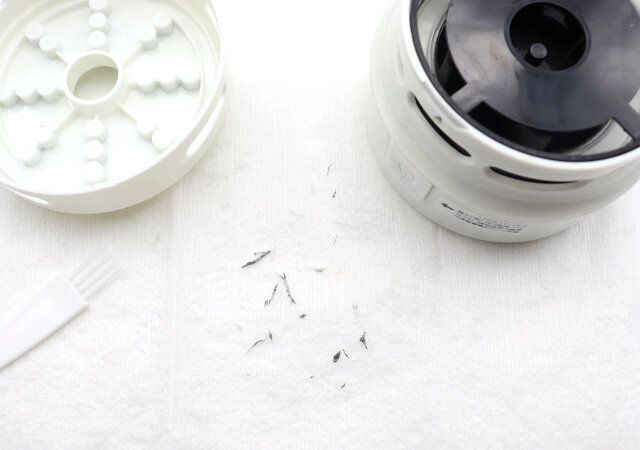 乾電池式卓上クリーナー ゴミ