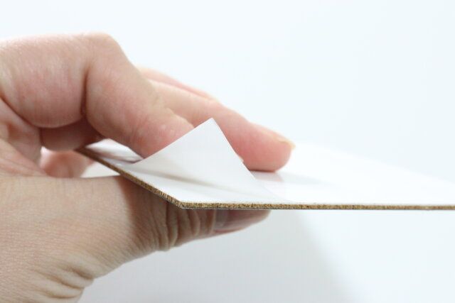 ダイソーの磁石がくっつくスチールタイル ホワイトは粘着テープで設置する