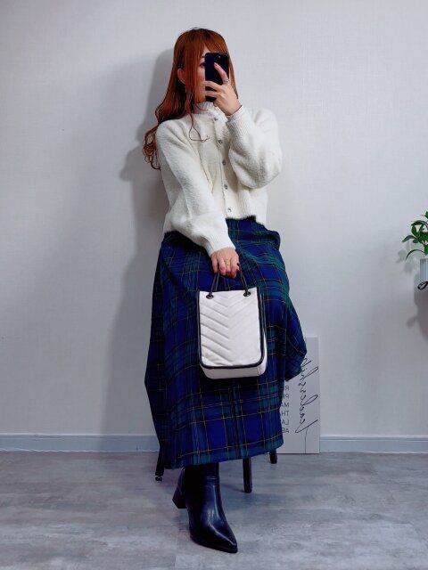 GUシャギーニットハートビジューボタンカーディガンの大人カジュアルスタイル