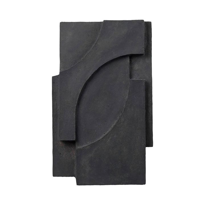 「Serif Relief」（M ダークグレー） ￥44,000／KRISTINADAM STUDIO（リビング・モティーフ）