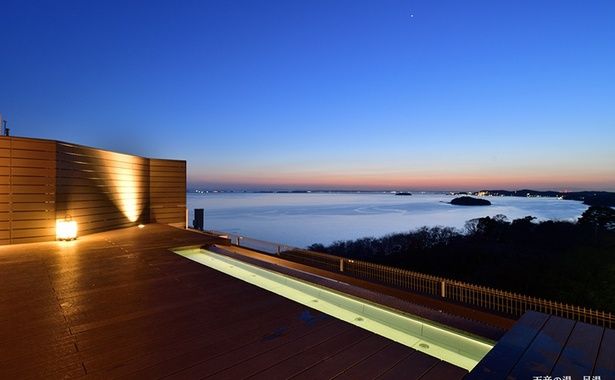 空のグラデーションが美しい夕景や夜景もきれい