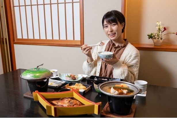 「アワビの陶板焼きも付きますよ」(かほなん) 撮影＝佐藤僚馬