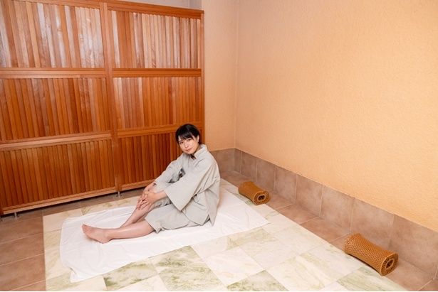 温度と湿度が低めでゆったりできる「貸切岩盤浴」。天然石の表面温度を40℃程度、湿度を45％程度と低めに保ち、体への負担を減らした本来の岩盤入浴法を採用 撮影＝佐藤僚馬