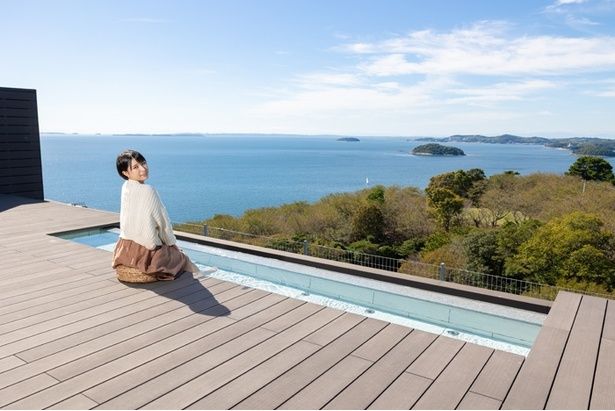 屋上の足湯。露天風呂同様に景色は抜群だ 撮影＝佐藤僚馬